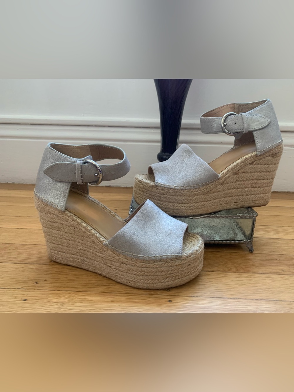 VGUC MARC FISHER MLALIDA Silver Shiny Matt Leather Hi-Wedge Espadrille SZ 8.5M
